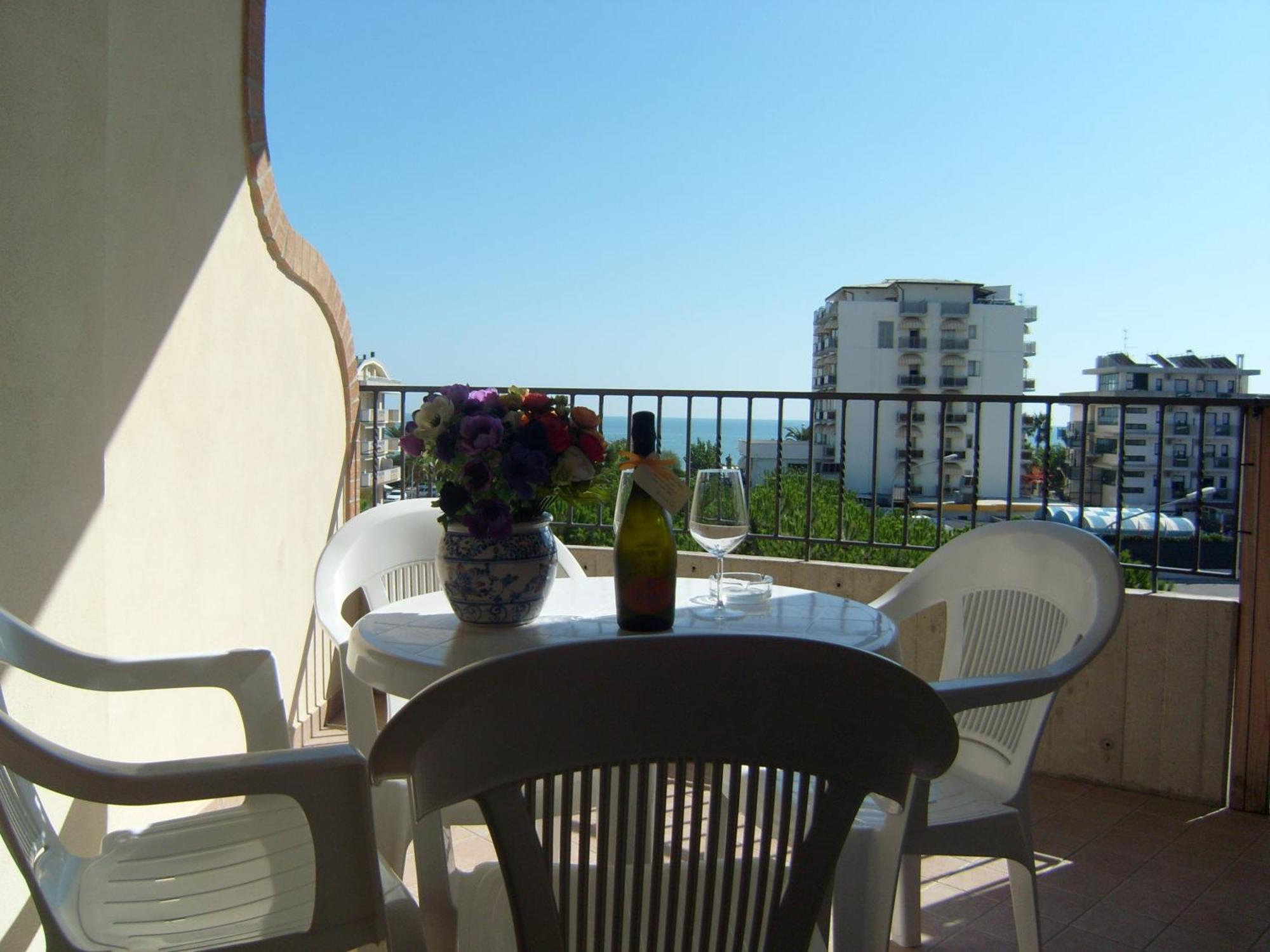 Residence Torre Del Mar Альба-Адриатика Номер фото